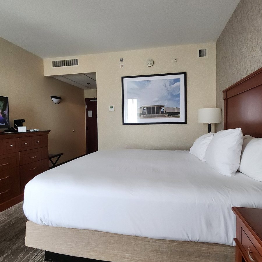 Drury Inn Suites Kansas City Airport — Guest room
