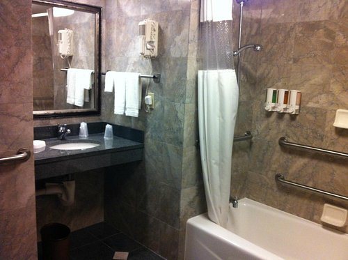 Drury Inn Suites Kansas City Overland Park — Bathroom