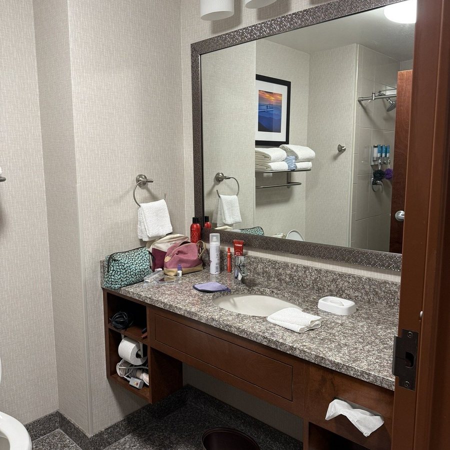 Drury Inn Suites Knoxville West — Bathroom