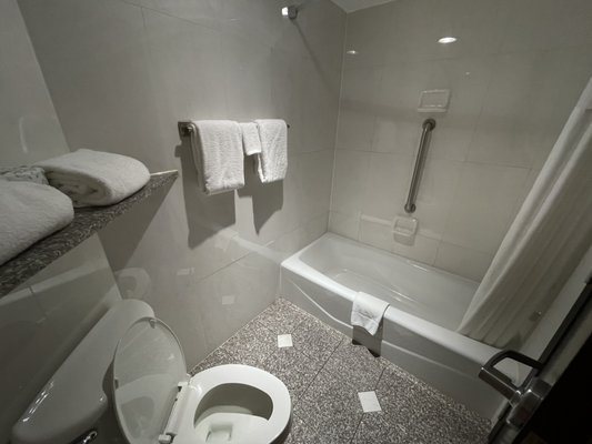 Drury Inn Suites Louisville East Louisville Kentucky — Bathroom