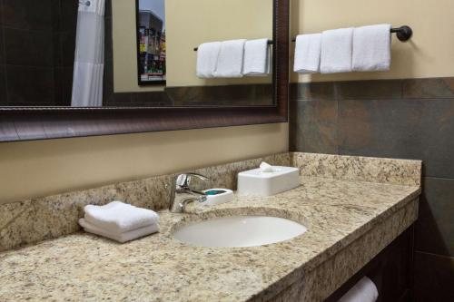 Drury Inn Suites Louisville North Louisville Kentucky — Bathroom