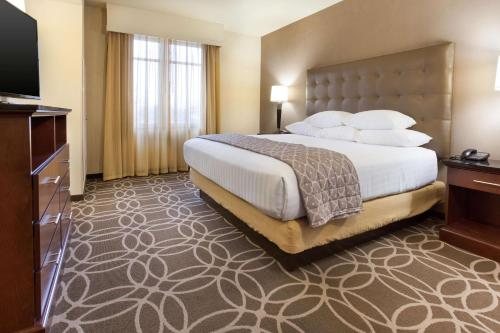 Drury Inn Suites Louisville North Louisville Kentucky — Guest room