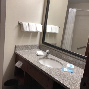 Drury Inn Suites Marion — Bathroom