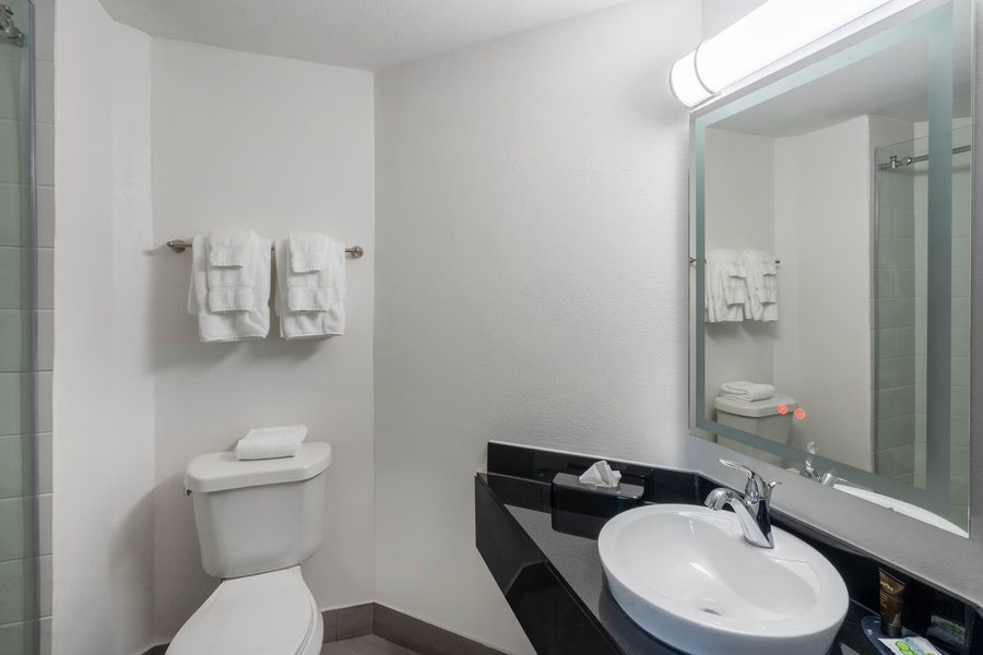 Drury Inn Suites Memphis Southaven — Bathroom