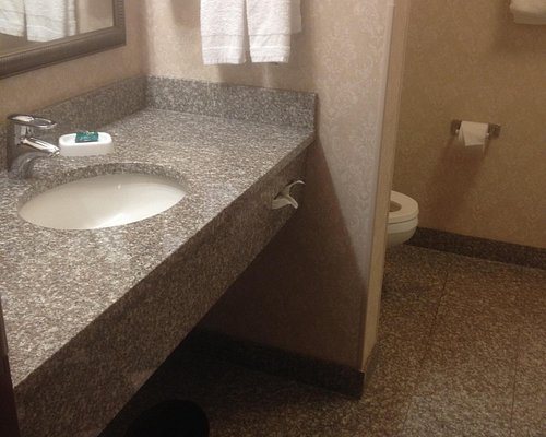 Drury Inn Suites Meridian — Bathroom