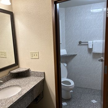 Drury Inn Suites Montgomery — Bathroom