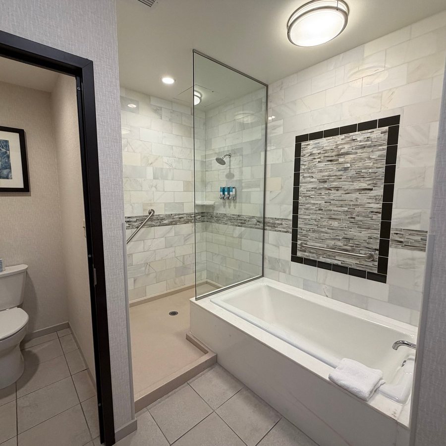 Drury Inn Suites Near Universal Orlando Resort — Bathroom