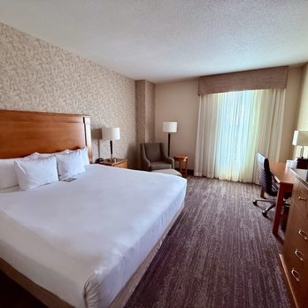 Drury Inn Suites Near Universal Orlando Resort — Guest room