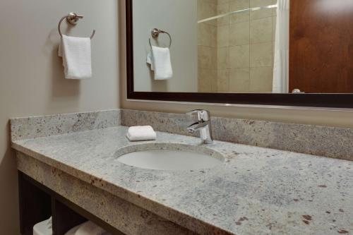 Drury Inn Suites Pittsburgh Airport Settlers Ridge — Bathroom
