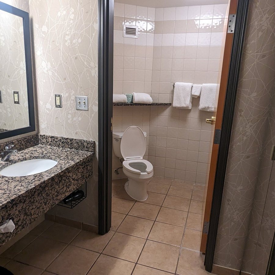 Drury Inn Suites San Antonio North Stone Oak — Bathroom