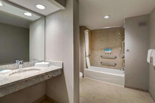 Drury Inn Suites Springfield MO — Bathroom