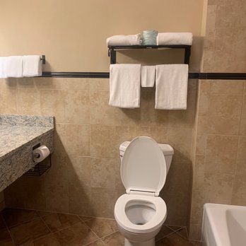 Drury Plaza Hotel Broadview Wichita — Bathroom