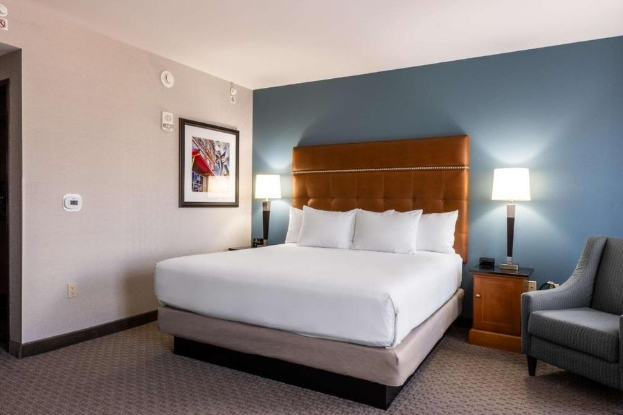 Drury Plaza Hotel Broadview Wichita — Guest room
