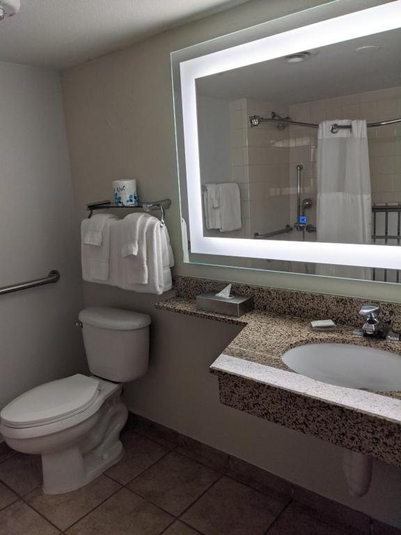 Drury Plaza Hotel Denver Central Park — Bathroom