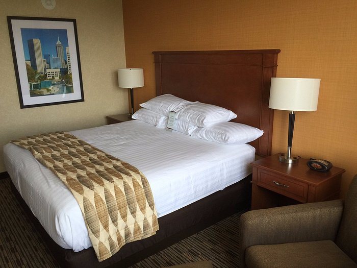 Drury Plaza Hotel Indianapolis Carmel Indianapolis Indiana — Guest room