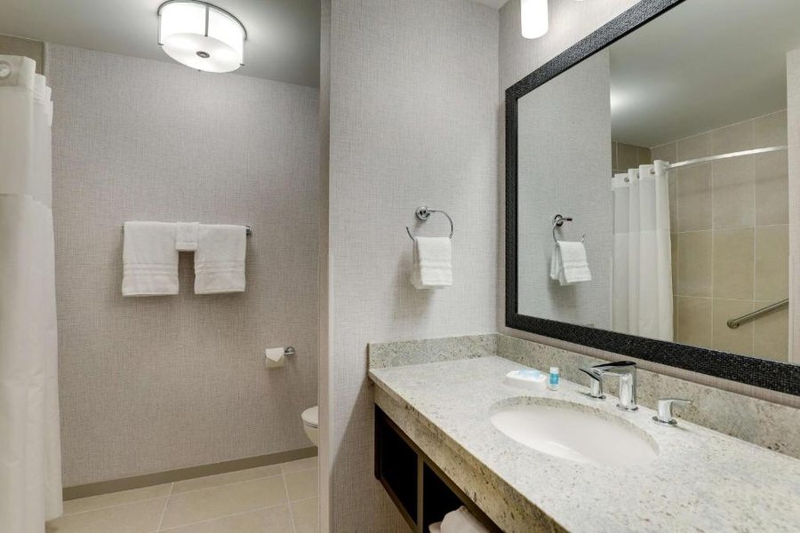 Drury Plaza Hotel Savannah Pooler — Bathroom