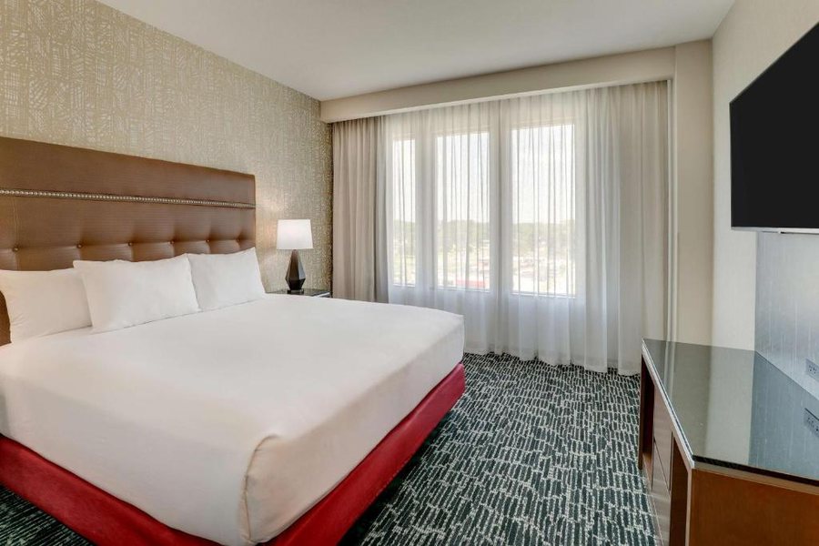 Drury Plaza Hotel Savannah Pooler — Guest room