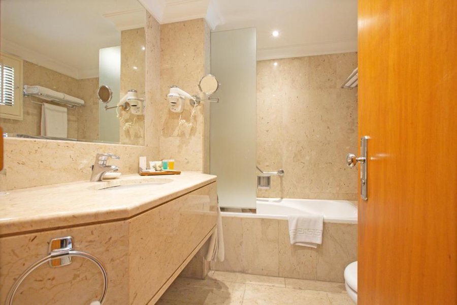 Dubai Marine Beach Resort Spa — Bathroom