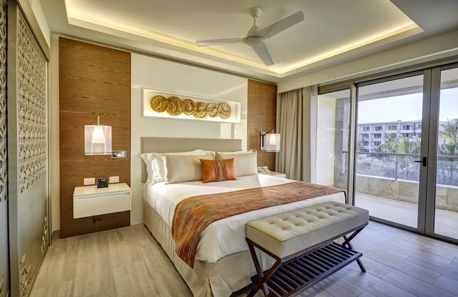 Ducassi Suites Rooftop Pool Beach Club Spa — Guest room