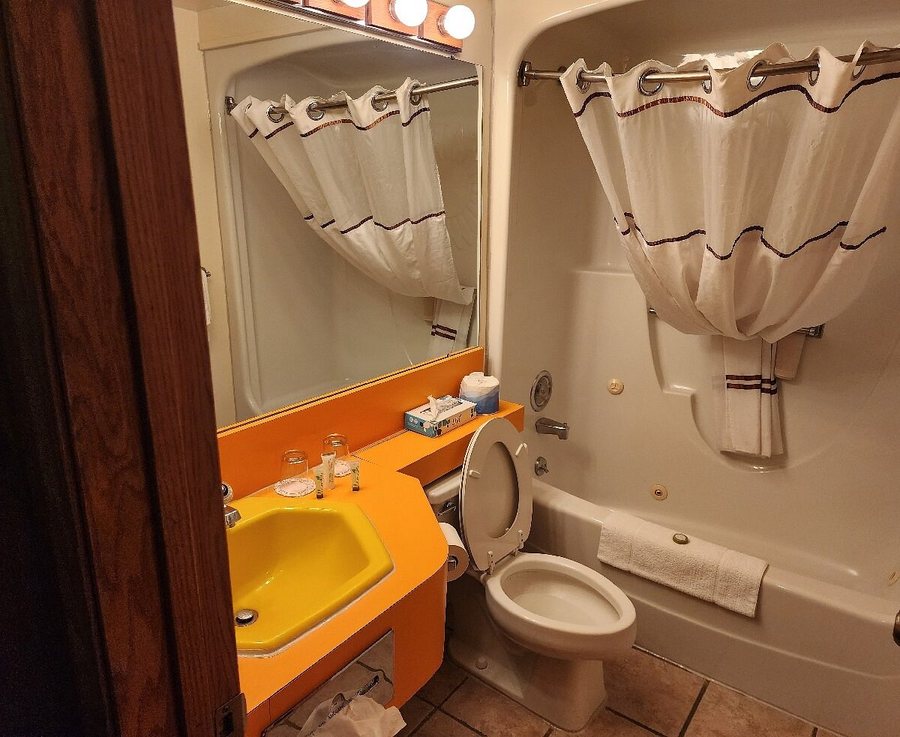 Dude Rancher Lodge — Bathroom