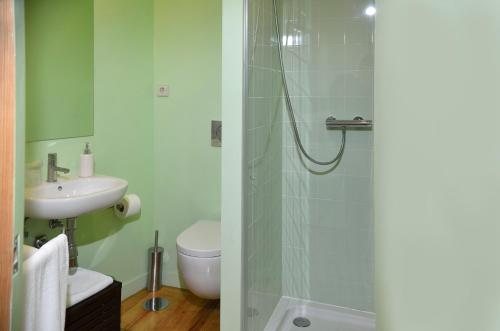 Dukes Corner Guest House — Bathroom