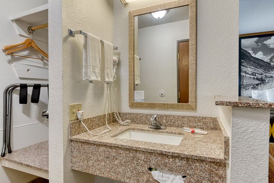 Dunes Inn — Bathroom