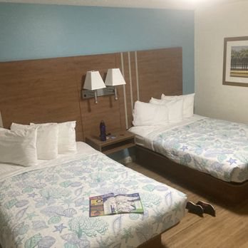 Dunes Inn Suites — Guest room