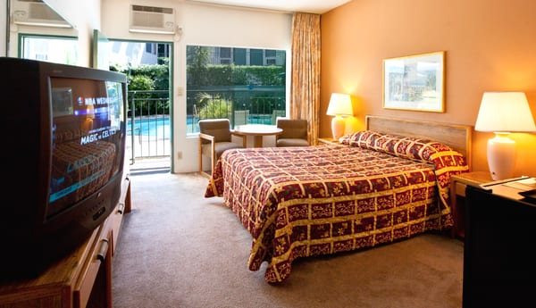 Dunes Inn Wilshire Los Angeles California — Guest room