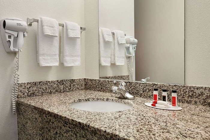 Dunsmuir Lodge — Bathroom