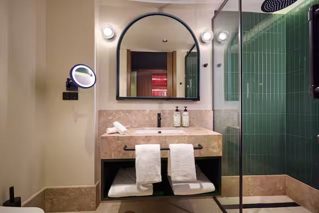 DUO Hotel Lisbon Curio Collection By Hilton — Bathroom