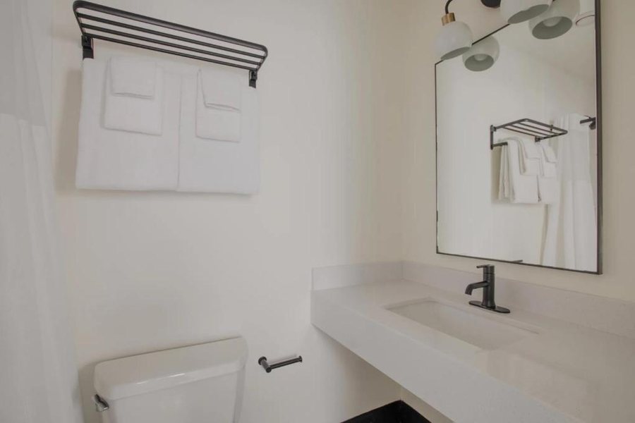 Dupont Circle Embassy Inn By Found — Bathroom