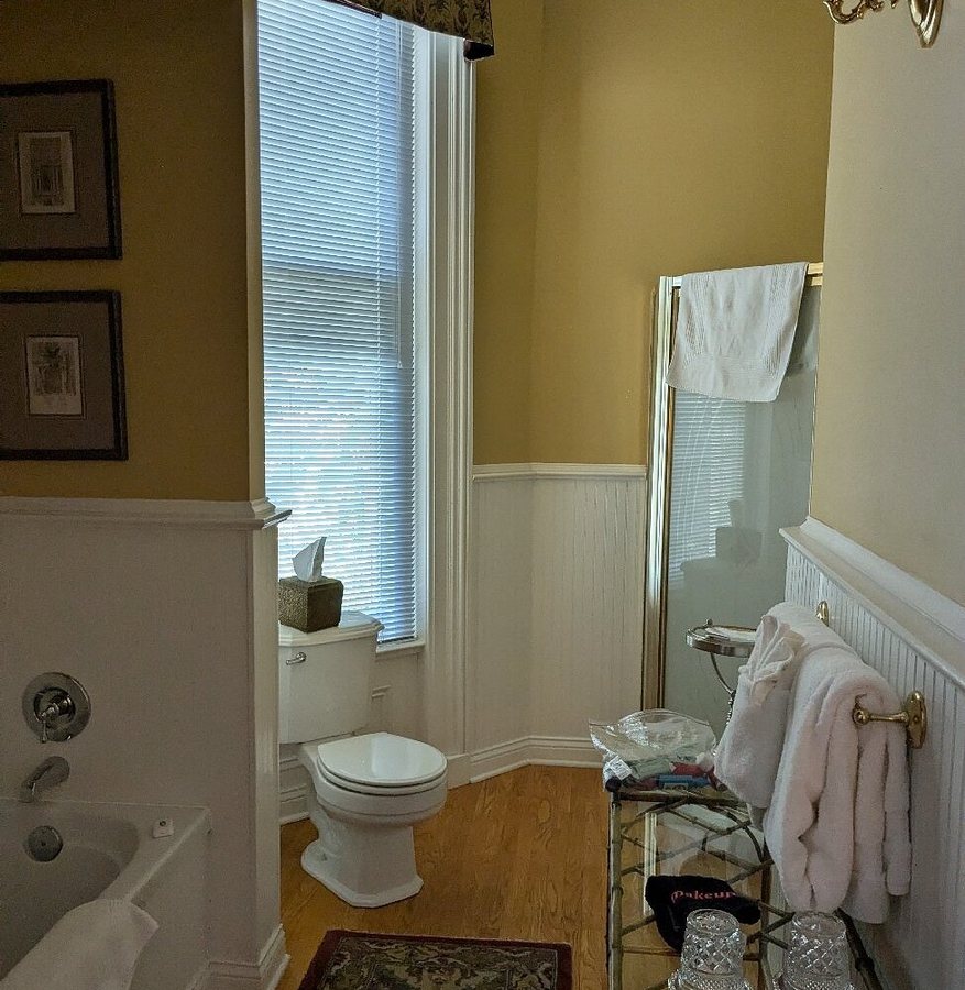 Dupont Mansion B B — Bathroom