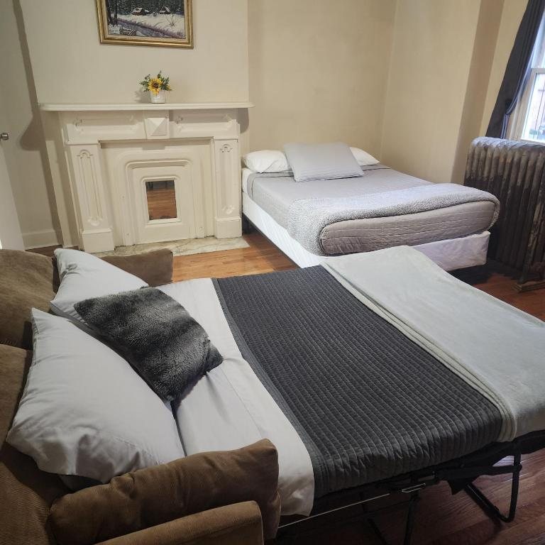 Dupuy s Landing Guest House New York City New York — Guest room