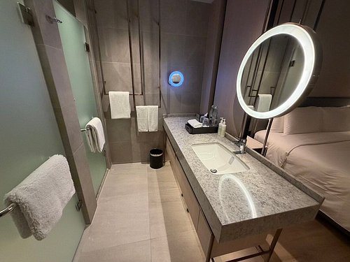 Dusit D2 Samyan Bangkok — Bathroom