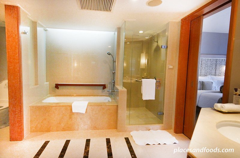 Dusit Thani Bangkok — Bathroom