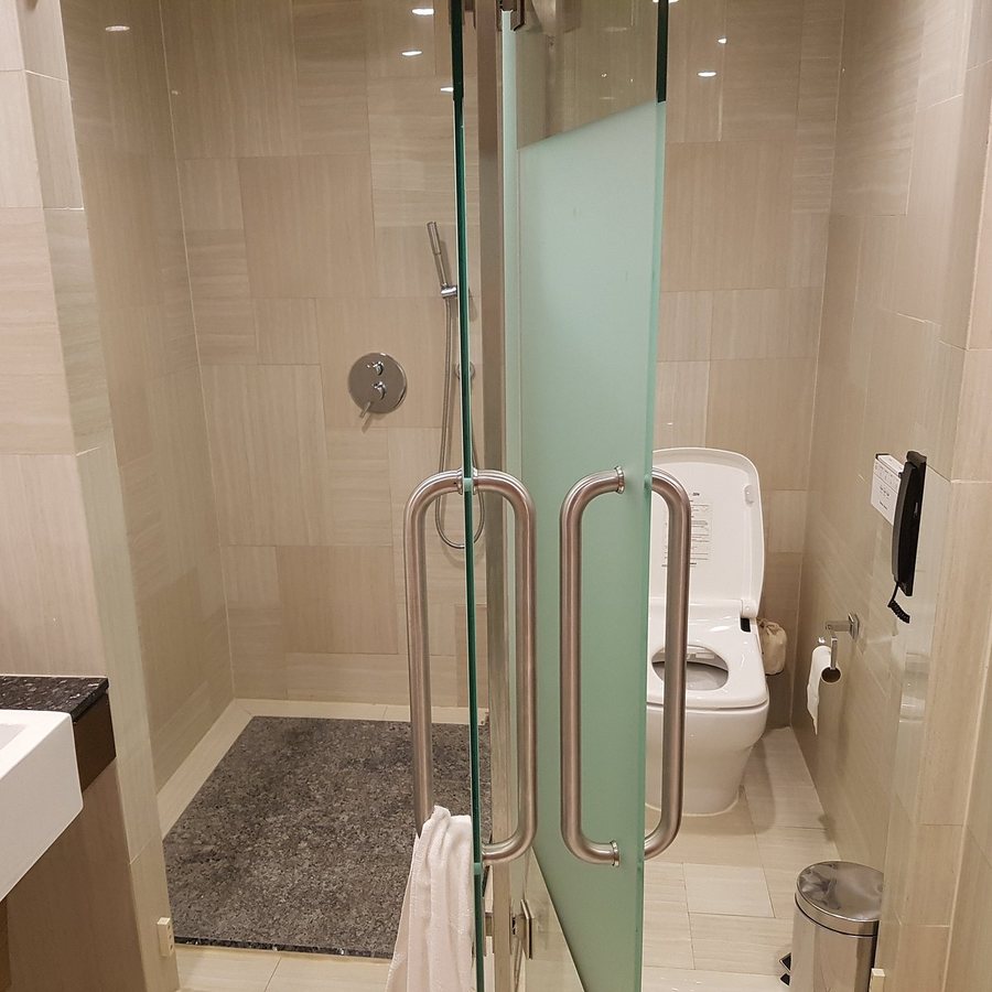 Dusit Thani Guam Resort — Bathroom