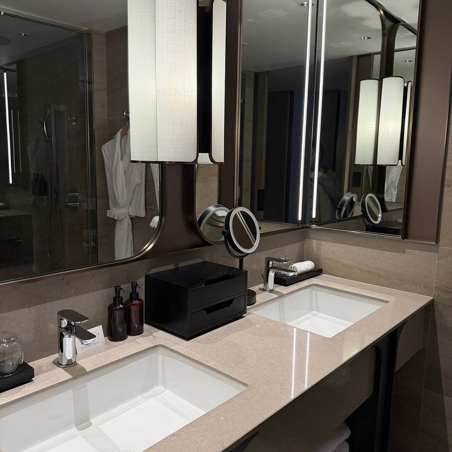 Dusit Thani Kyoto — Bathroom