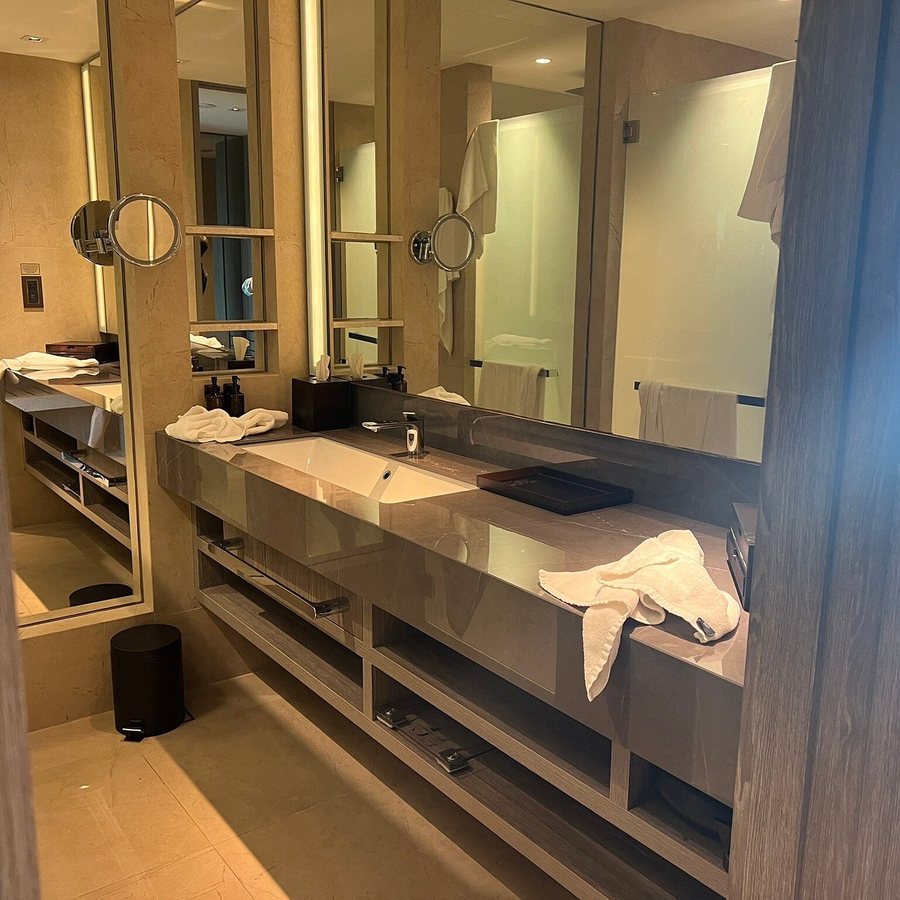 Dusit Thani Laguna Singapore — Bathroom