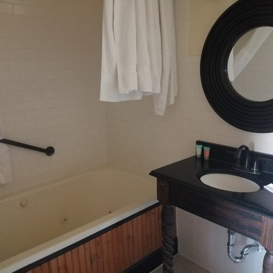 Dutch Colonial Inn — Bathroom