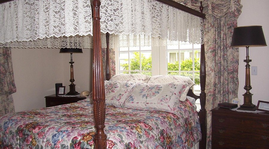 Dutch Colonial Inn — Guest room