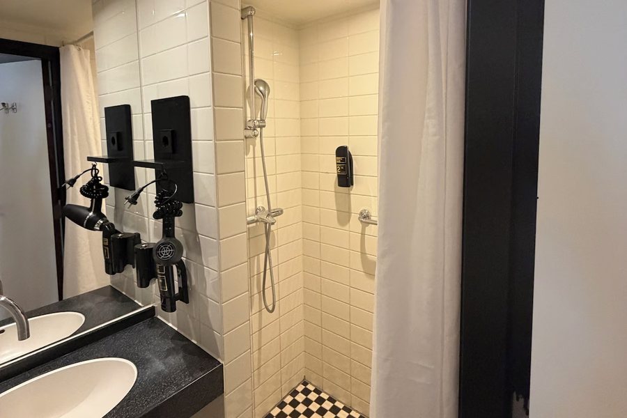 Dutch Design Hotel Vondelpark — Bathroom