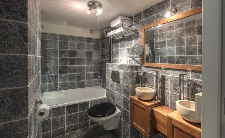 Dutch Masters Amsterdam Luxury Apartments — Bathroom