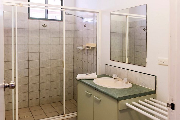 Dwellingup Chalets Caravan Park — Bathroom