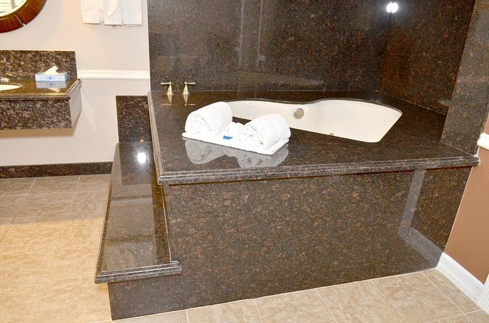Dynasty Suites Hotel — Bathroom