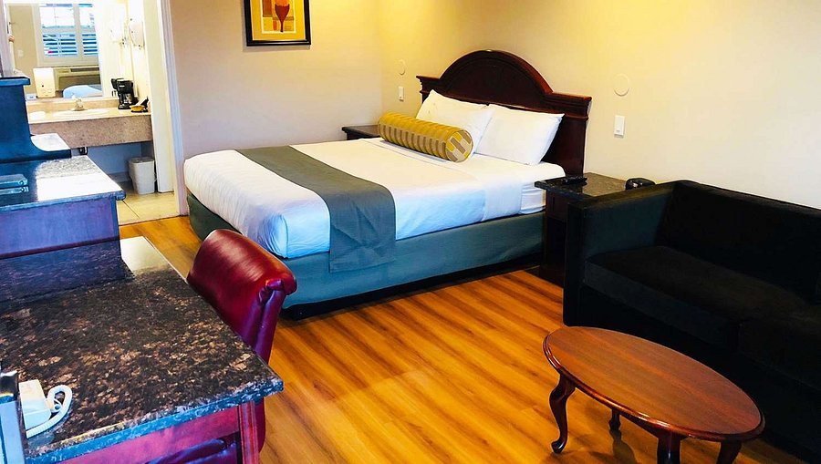 Dynasty Suites Hotel — Guest room
