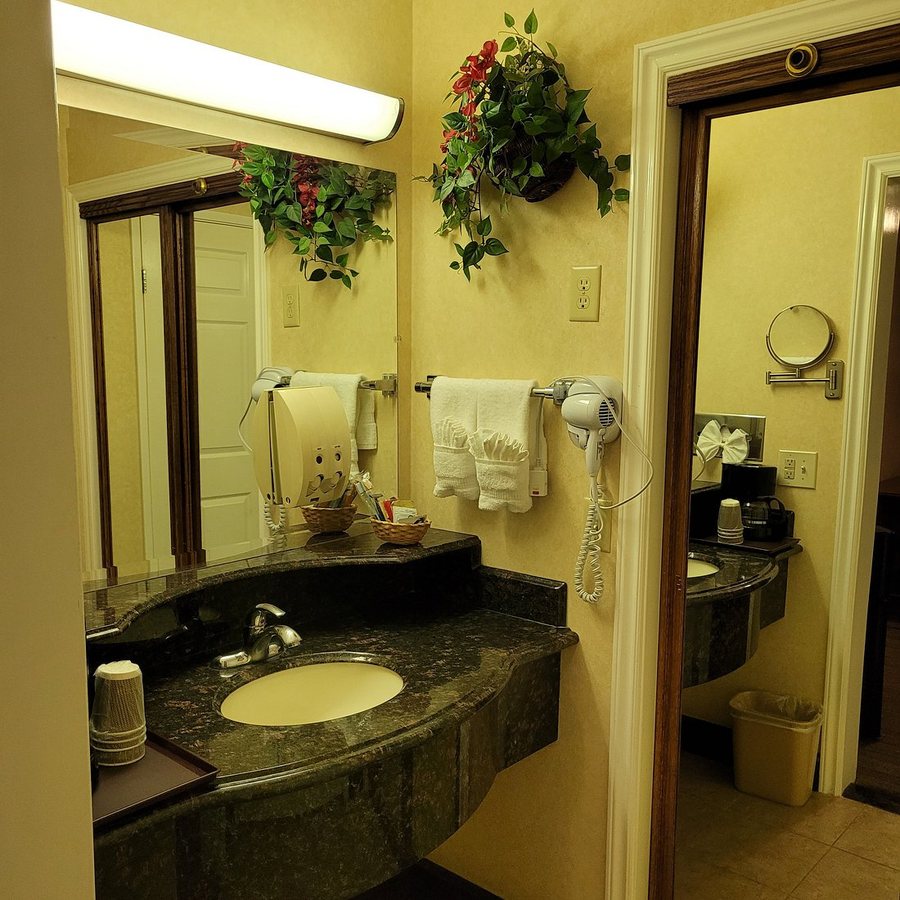 Dynasty Suites Redlands — Bathroom