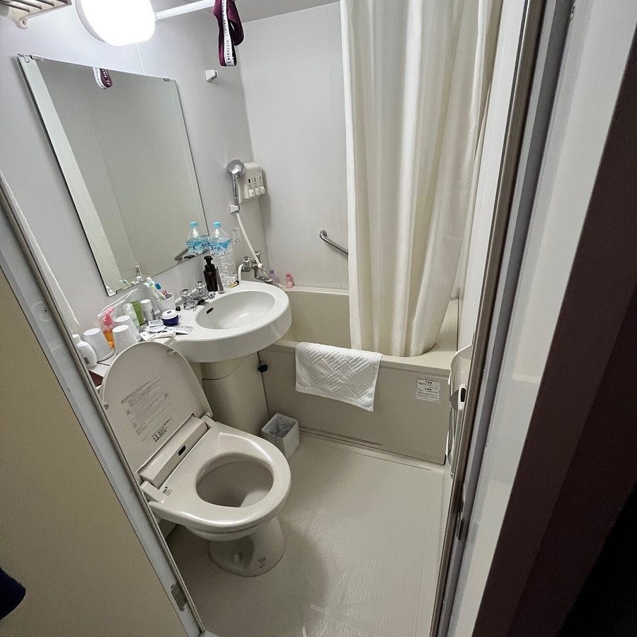 E Hotel Higashi Shinjuku — Bathroom