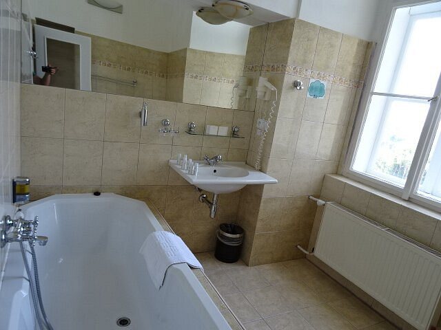 EA Zamecky Hotel Hruba Skala — Bathroom