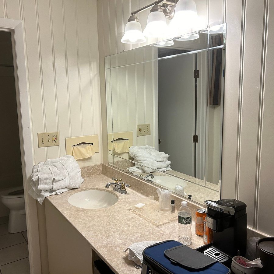 Eagle Hotel — Bathroom