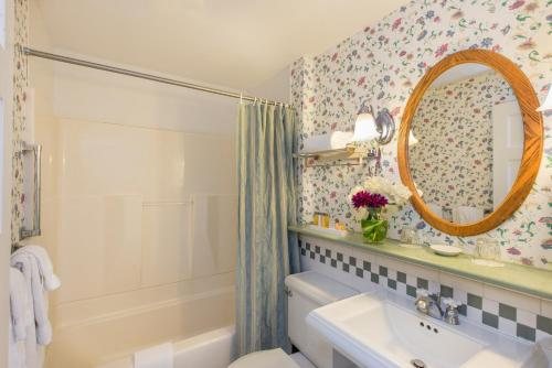 Eagle Mountain House Golf Club — Bathroom